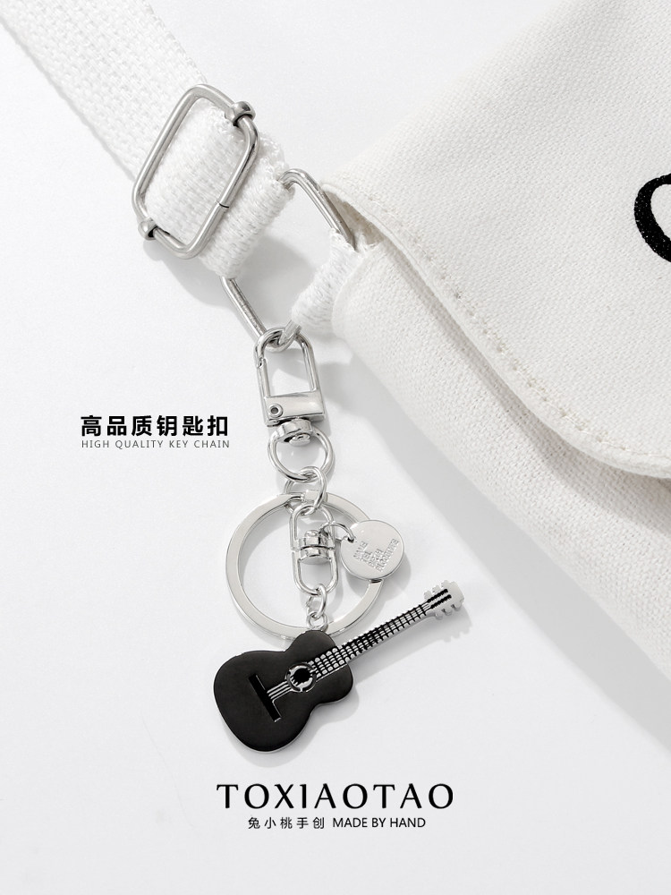 ハイグレードチタンスチールロックスタイルメタルギターキーホルダー多用途メンズ/レディーストレンディバッグペンダントストリートヒップホップアクセサリー