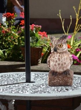 Patung Burung Hantu Bertengger Di Pohon Tiruan