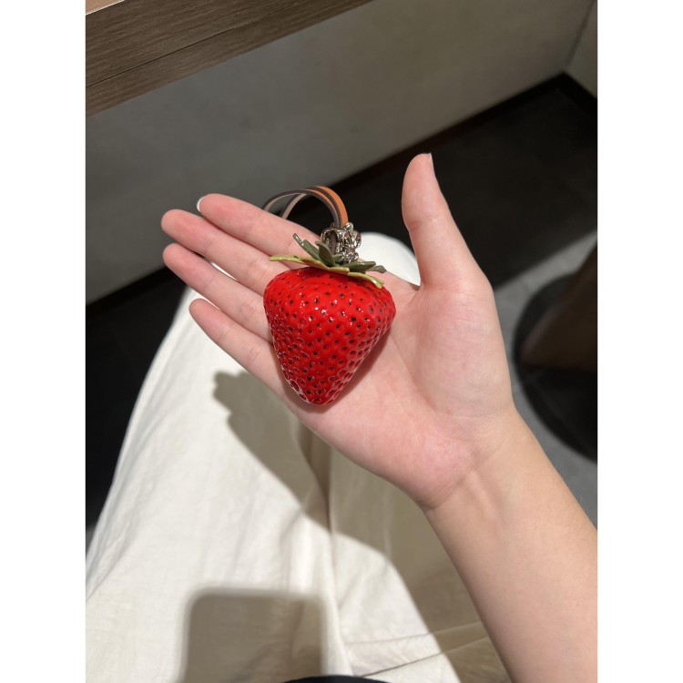 ’一颗大草莓‘包包挂饰树脂立体香甜汽车钥匙扣装饰情侣闺蜜礼物