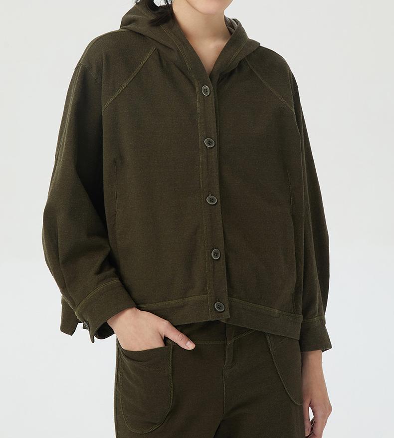 斯琴2022春季新棉质军绿色连帽单排扣开衫针织外套BBCS005144 988