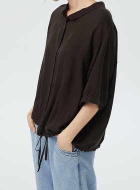 斯琴2022夏新品莱赛尔深咖色翻领单排扣五分袖衬衫BBXS01440 988