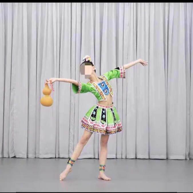 彝家妞妞舞蹈服苗族独舞酒妹演出服装壮族舞台演出服幼儿独舞服饰