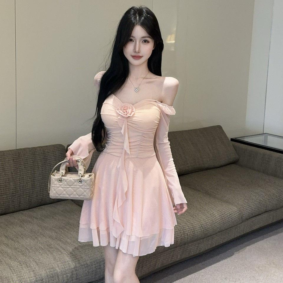 白色甜美气质方领网纱收腰连衣裙女装秋季露锁骨长袖打底字短裙