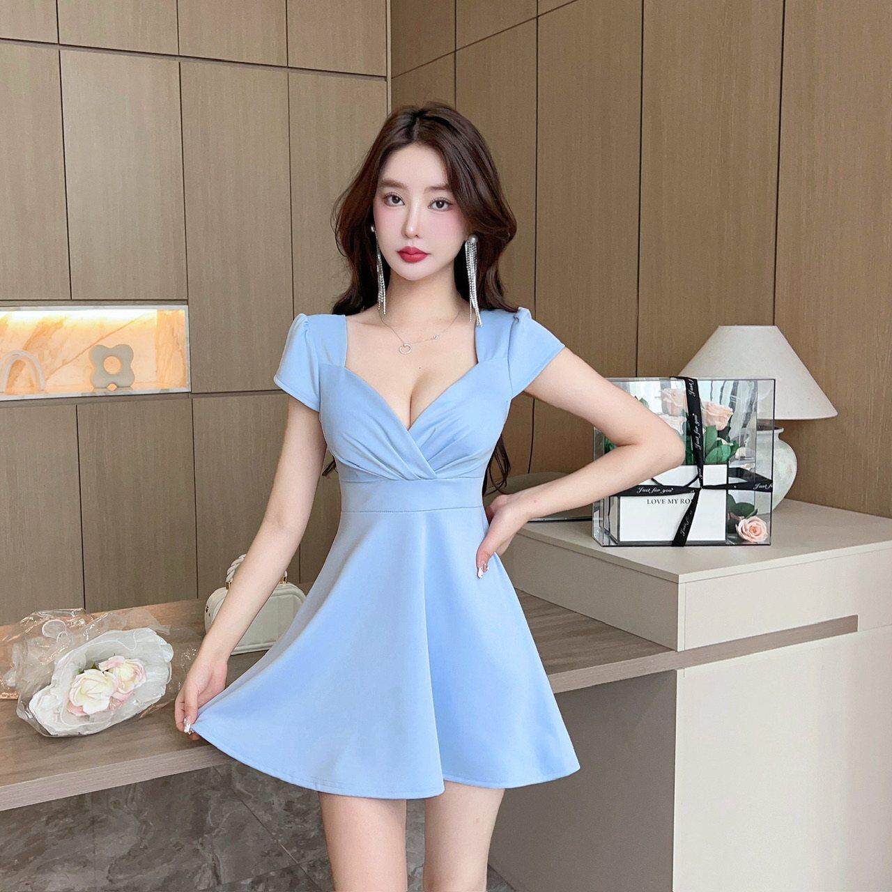 露胸连衣裙女性感低胸深收腰遮肚短裙修身显瘦字裙养生馆工作服