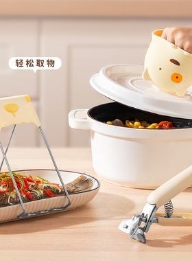 Picking a bowl with a hot tray and a bowl with a kitchen ska