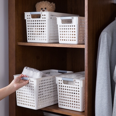 Home clothes, baskets of plastic clothes, kitchen bathrooms,