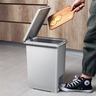 Home stomping on garbage cans, kitchen sutures, toilet sutur