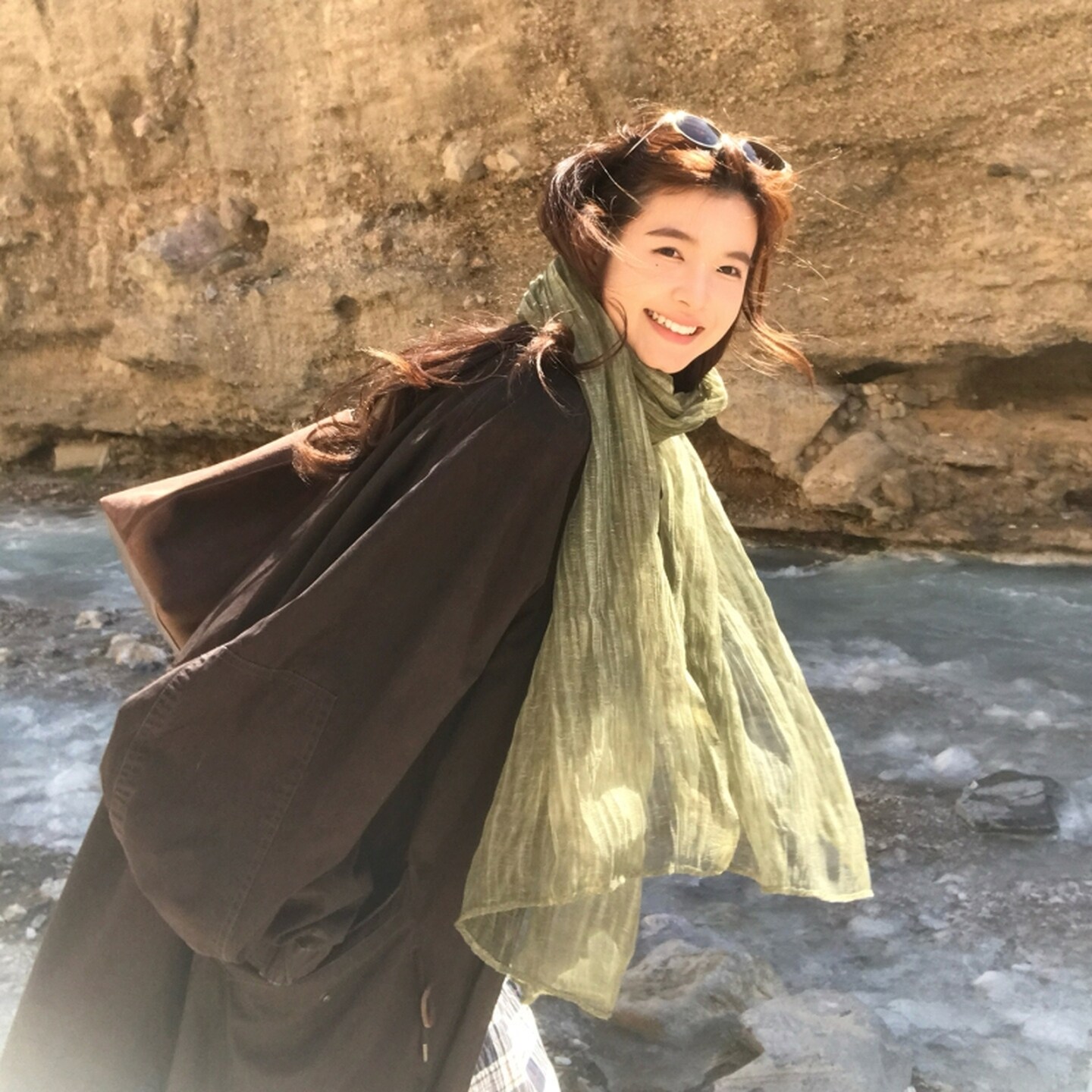 褶皱围巾日系复古绿色丝巾披肩文艺感昭和女郎秋季氛围感防风保暖