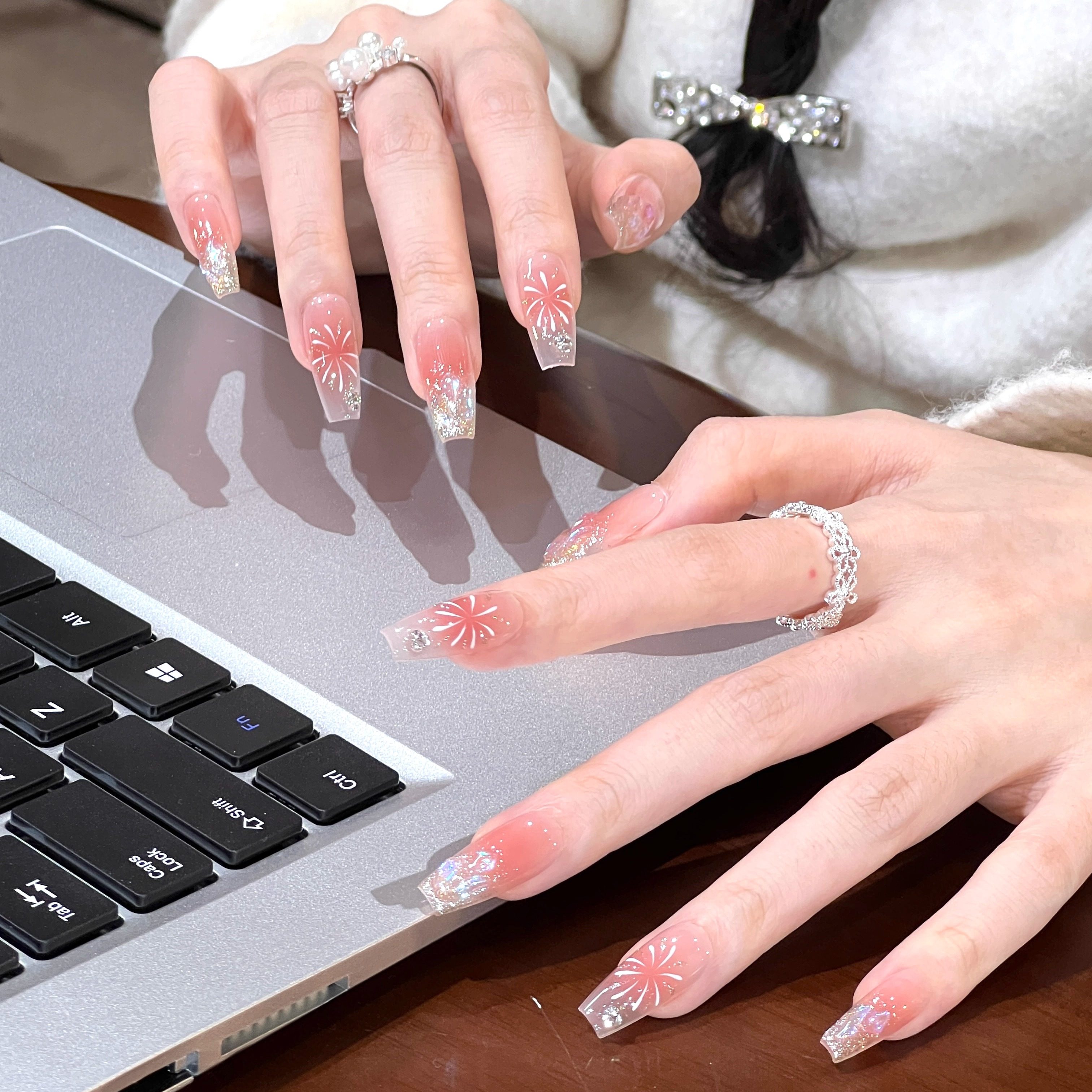 艺人纯欲极光碎钻烟花新年款美甲穿戴甲中长高级感显白指甲贴片,彩妆/香水/美妆工具,穿戴甲/甲片,淘宝优惠券,粉丝福利购,淘宝优惠卷