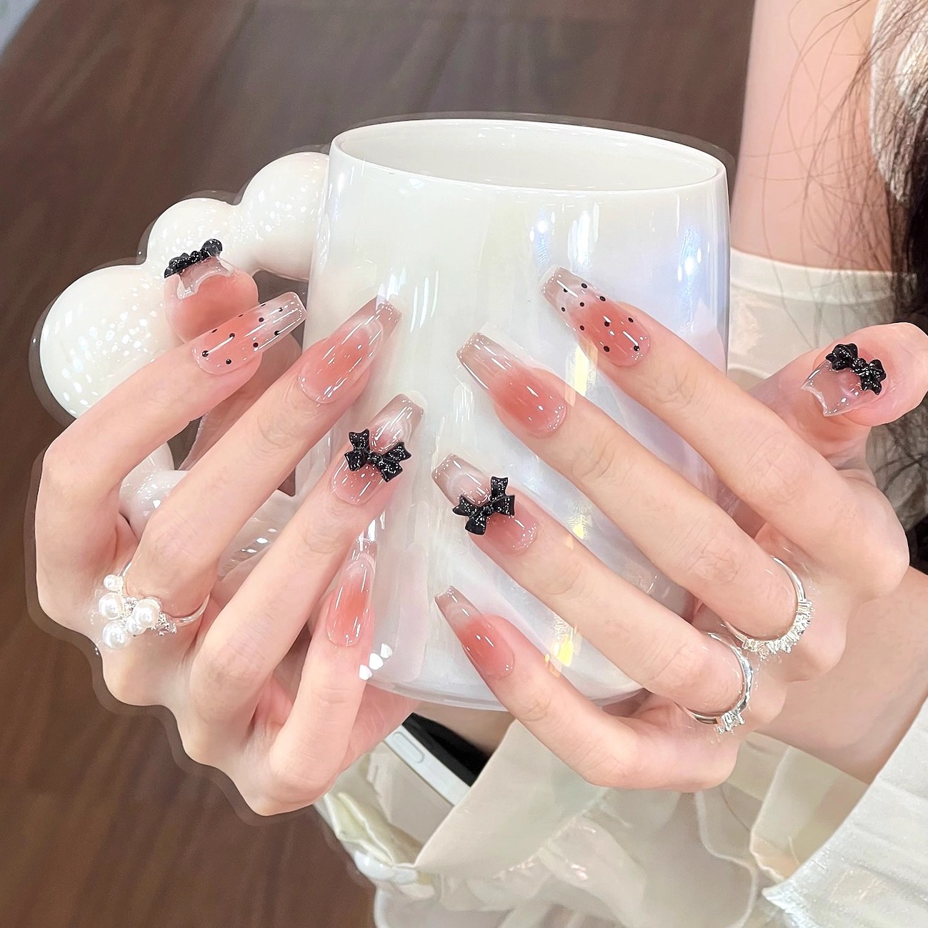 艺人赫本黑蝶穿戴美甲