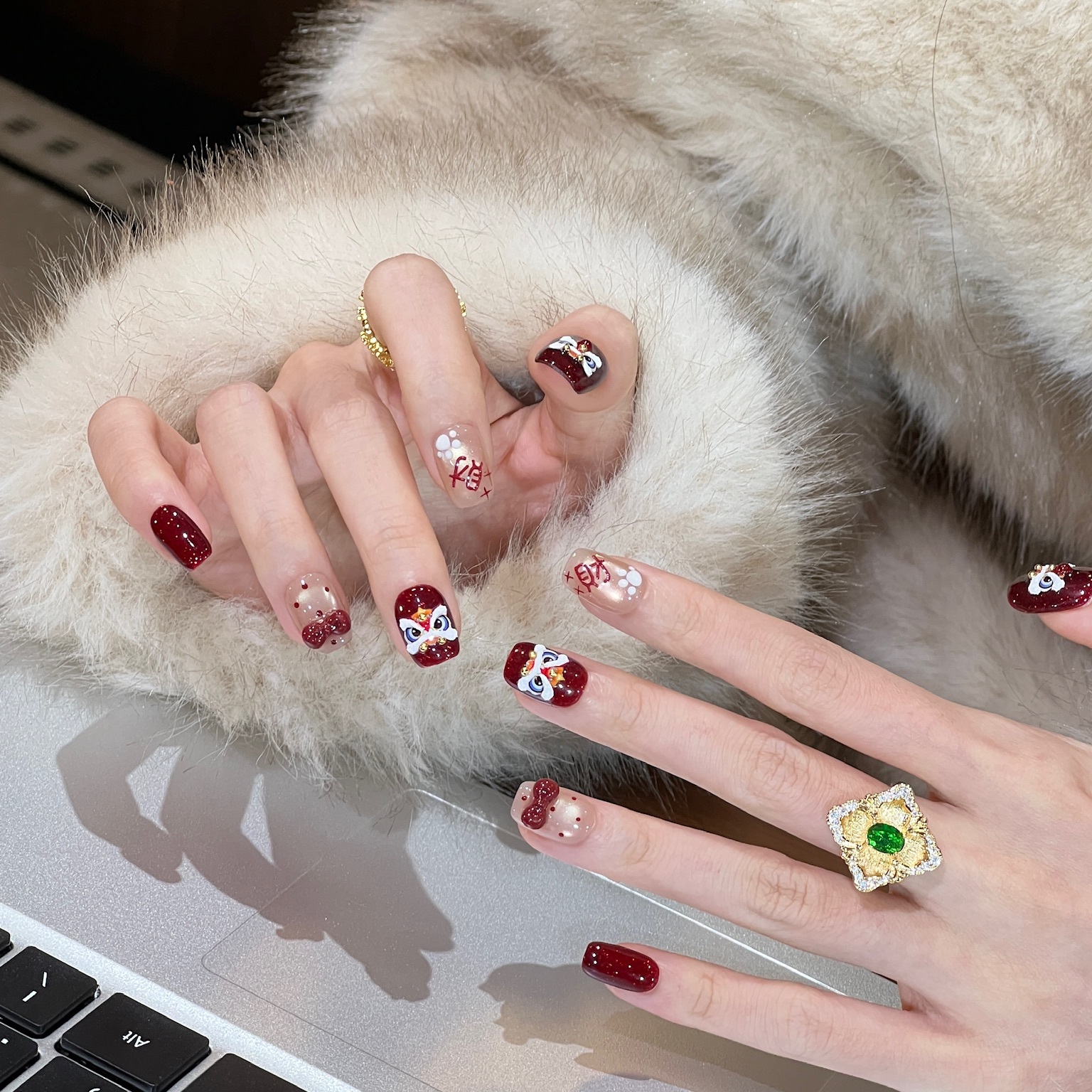 艺人喜庆新年红醒狮超超短款美甲穿戴甲高级感显白猫眼指甲贴片