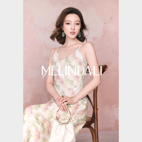 MELINDA LI【晴方好】法式优雅人丝晕染烫银印花肩带斜裁连衣裙