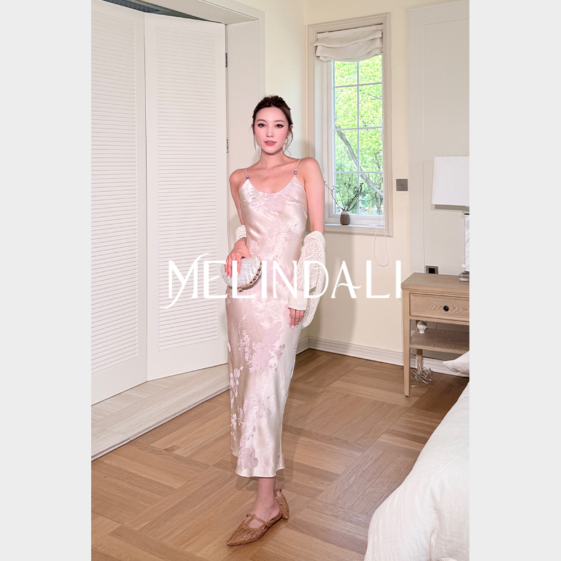 MELINDA LI【空山新雨】复古光泽感提花斜裁收腰长款吊带连衣裙