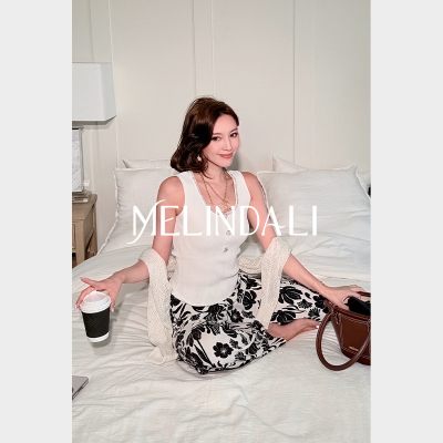 MELINDA LI【纯白晶钻】定制亮钻链条水晶花扣冰丝麻U领针织背心