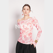 入秋 法式 MELINDA 优雅光泽感醋纤针织荡领抽褶收腰长袖 上衣