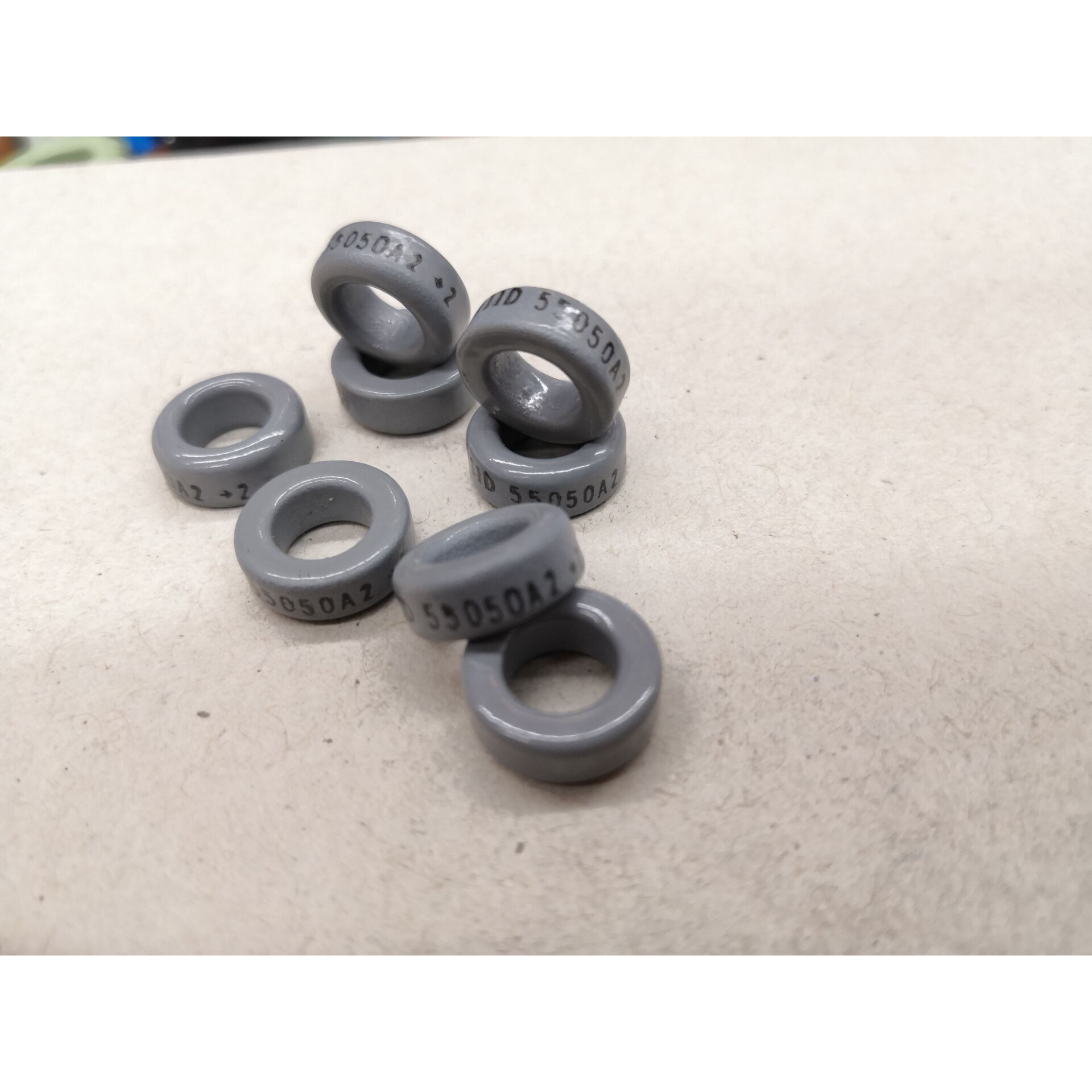 55050A2 MAGNEITCS铁镍钼磁环 体积12.7*7.9*4.75 U值125导磁率56 - 实物图