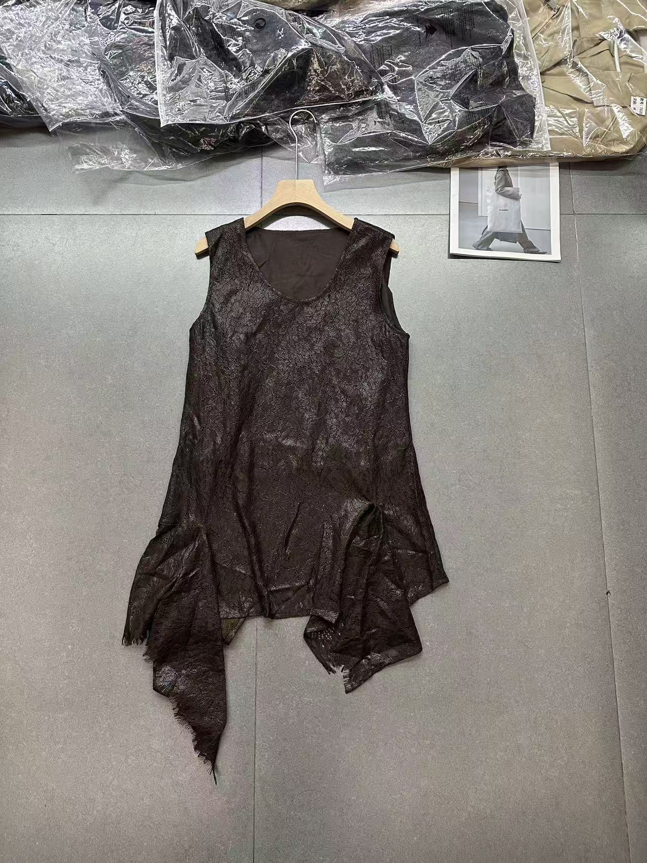 欧洲站2026秋季新款中长款设计感背心女无袖不规则下摆减龄上衣潮