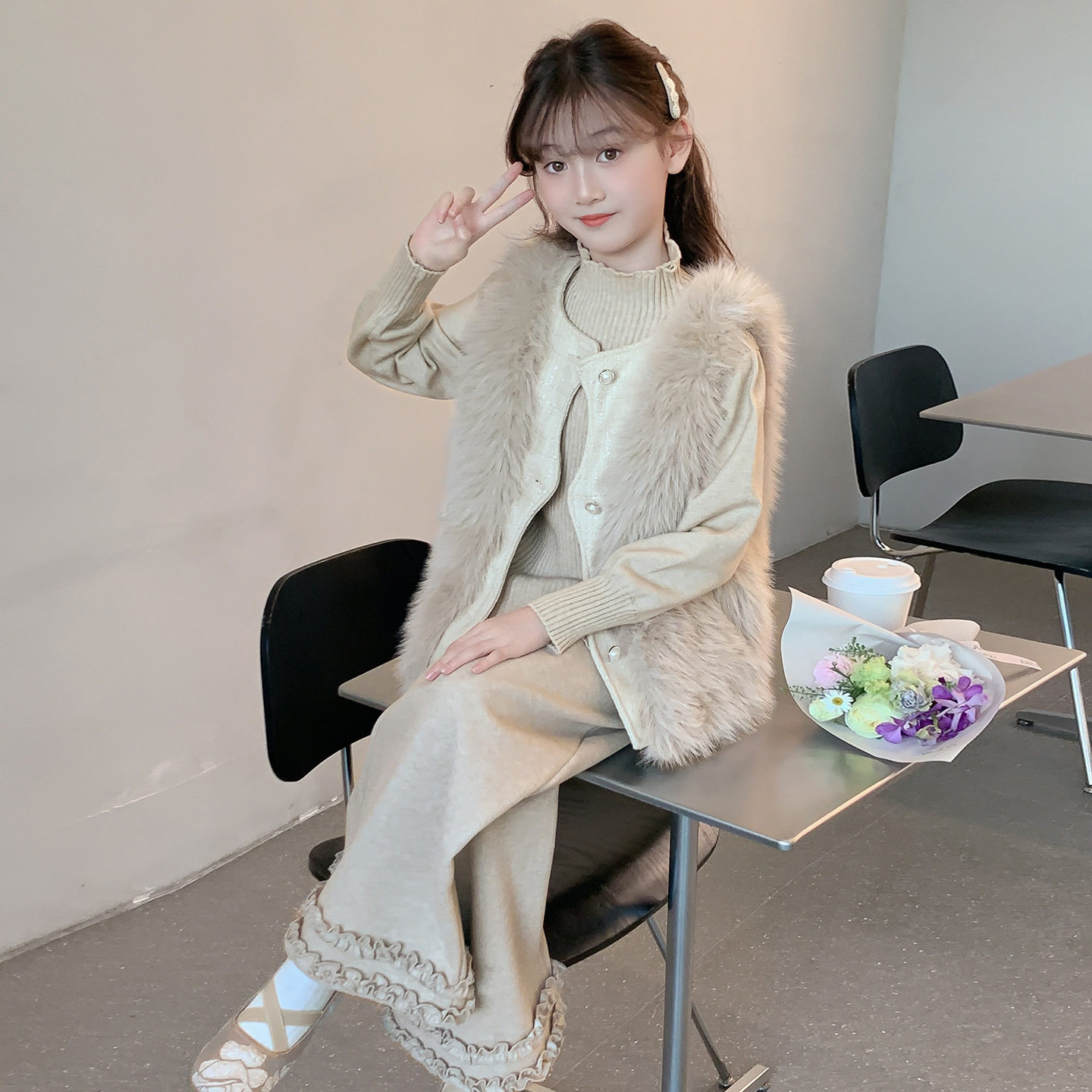 女童秋冬套装2026新款儿童网红洋气小香风加厚三件套女孩时髦冬装