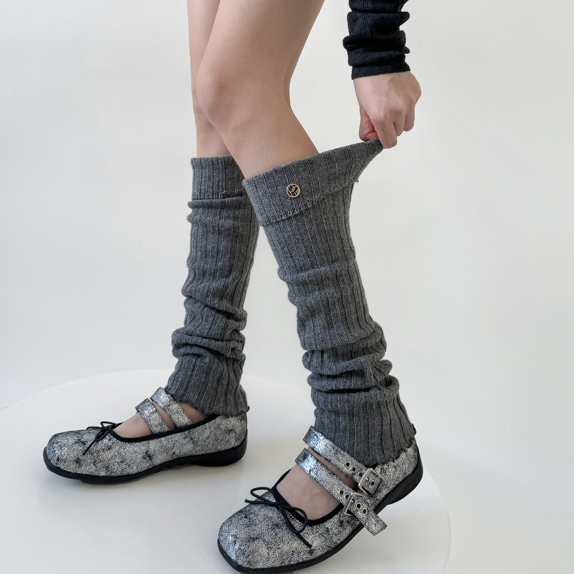 秋冬宽条羊毛针织木耳边袜套女金属扣设计款保暖堆堆腿套灰色简约