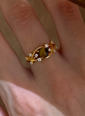 美拉德虎眼石镂空镶钻缠绕戒指