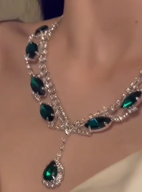 宫廷风绿色镶钻水滴项链耳环套装