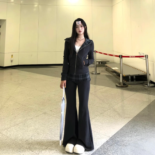 格纹长袖连帽卫衣+高腰喇叭裤