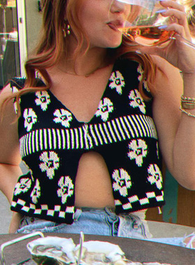 Contrast sleeveless navel exposed short top 无袖露脐短上衣女