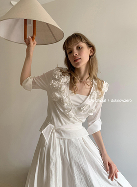 DKZ 白色v领t恤女夏季新款宽松立体绣花设计中袖上衣