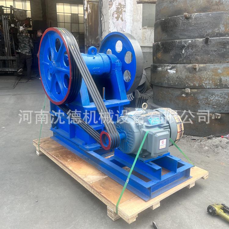 玄武岩花岗岩颚式破碎机油电两用碎石机铜铁金矿石铁矿石粉碎机