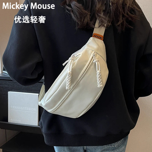 运动斜挎包胸包男女2026新款单肩包饺子包简约腰包户外骑行单肩包