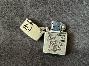 库存天空款 指北针皮盒 J20隐身五代机纪念战壕煤油打火机老货57式