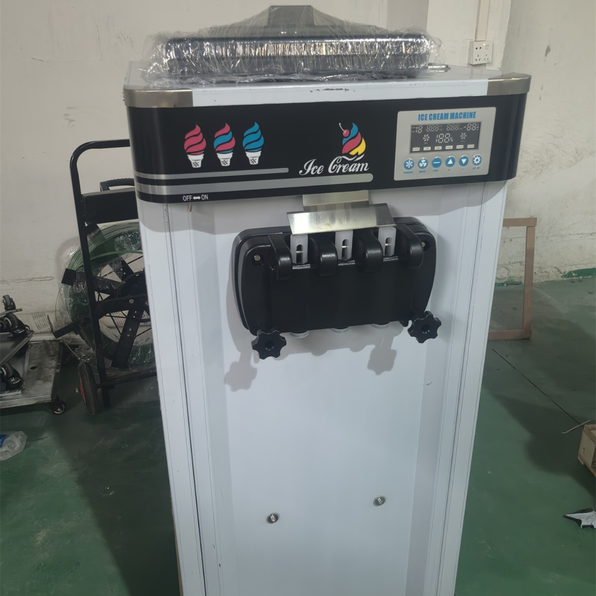 夏季摆摊冰淇淋机立式自助冰激凌机连续式全自动软冰淇淋机