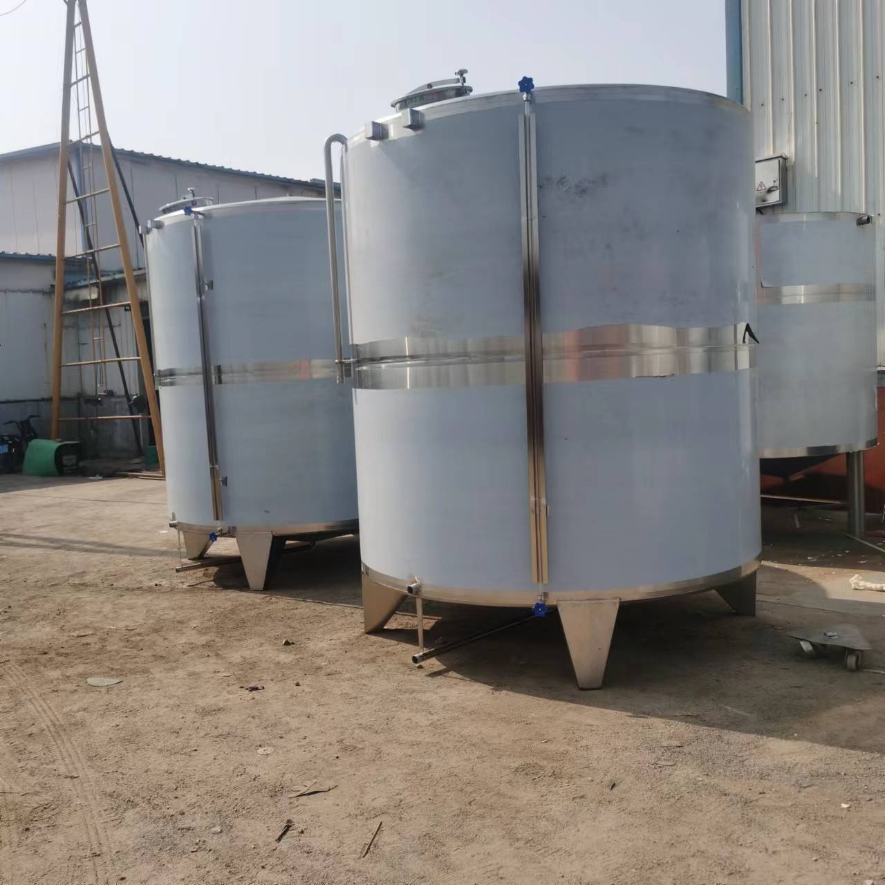 新品5吨立式白钢储酒罐304不锈钢酒罐制作液体储存设备酒容器批发