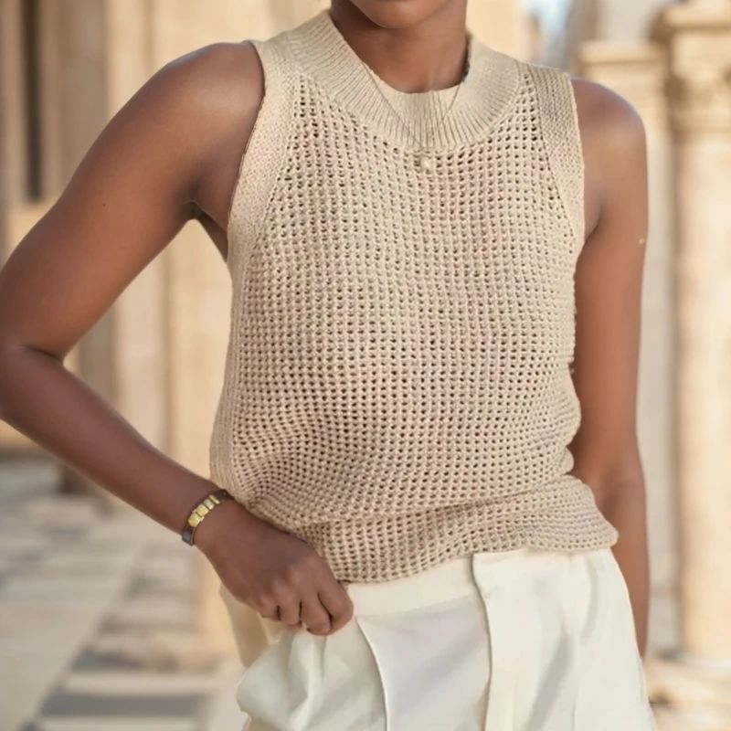 Thin open-collared sleeveless vest      薄款镂空无袖短款背心