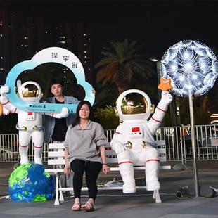 玻璃钢摆件太空人摆件卡通雕塑玻璃钢发光雕塑网红打卡雕塑