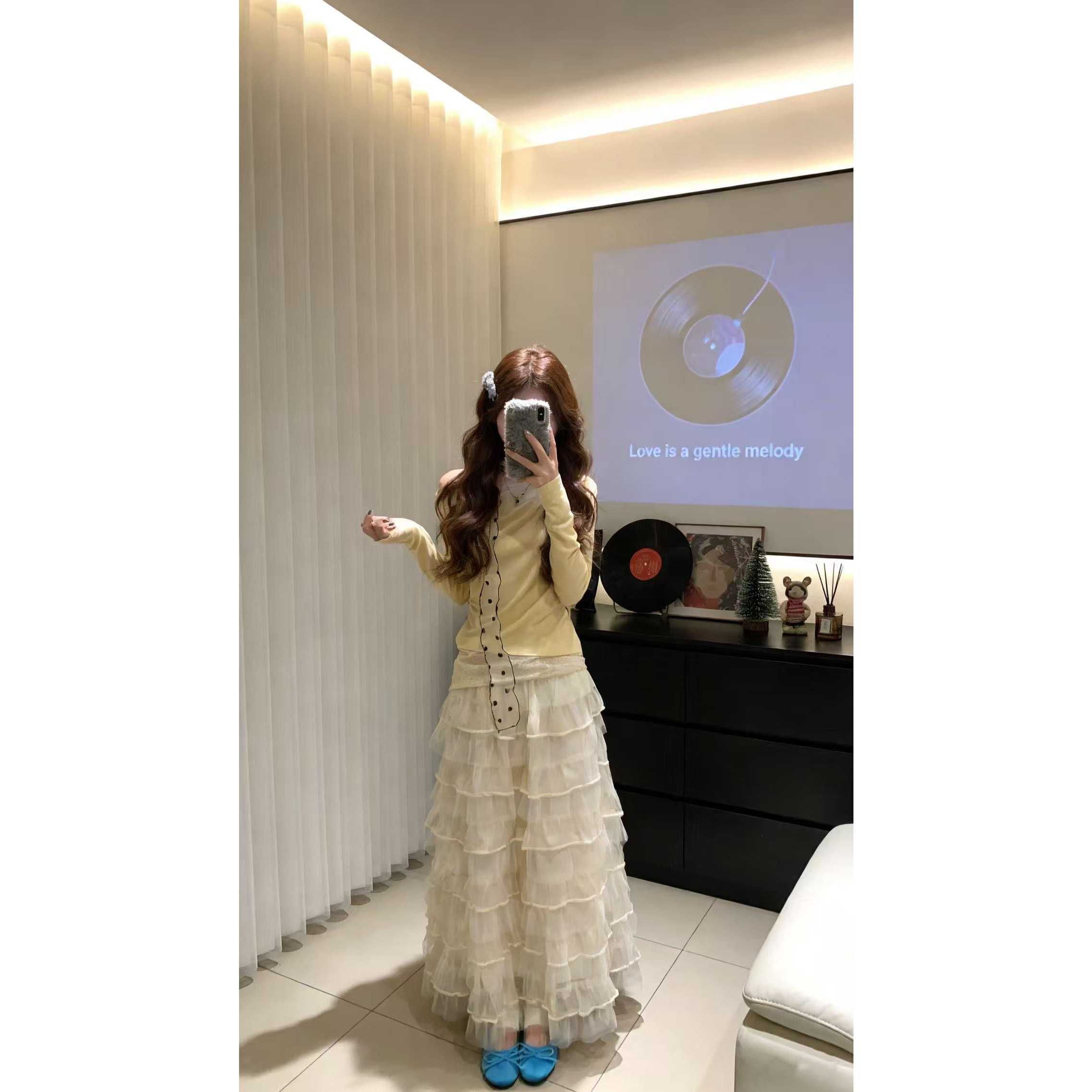 早春甜辣妹一字落肩淡黄色上衣女设计感拼接长袖T恤修身打底套装