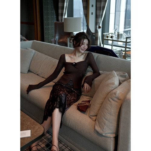 龍喜儿  棕色上衣女喇叭袖方领设计感玫瑰亮片坑条针织上衣L670