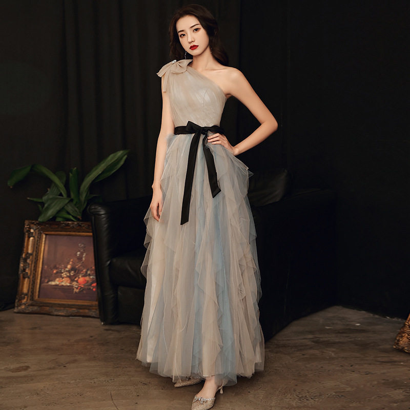 年会晚礼服女高端斜肩腰带设计