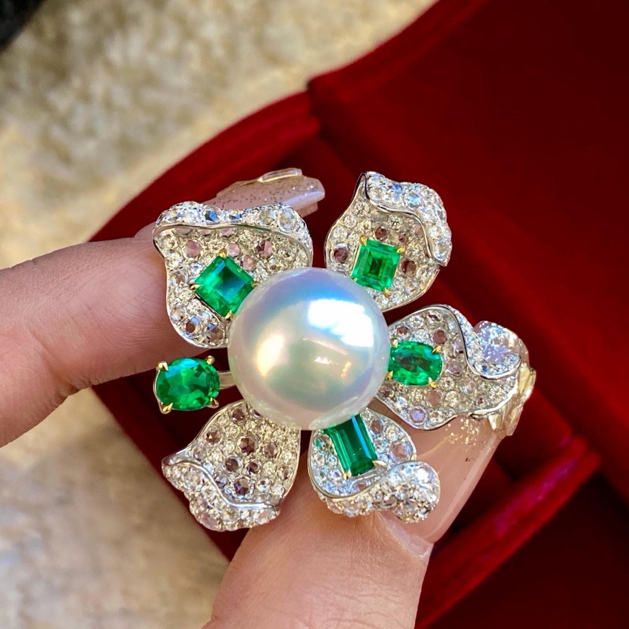 高级珠宝品味花卉元素澳白戒指 一枚毕业13-14mm正圆基本无暇品质