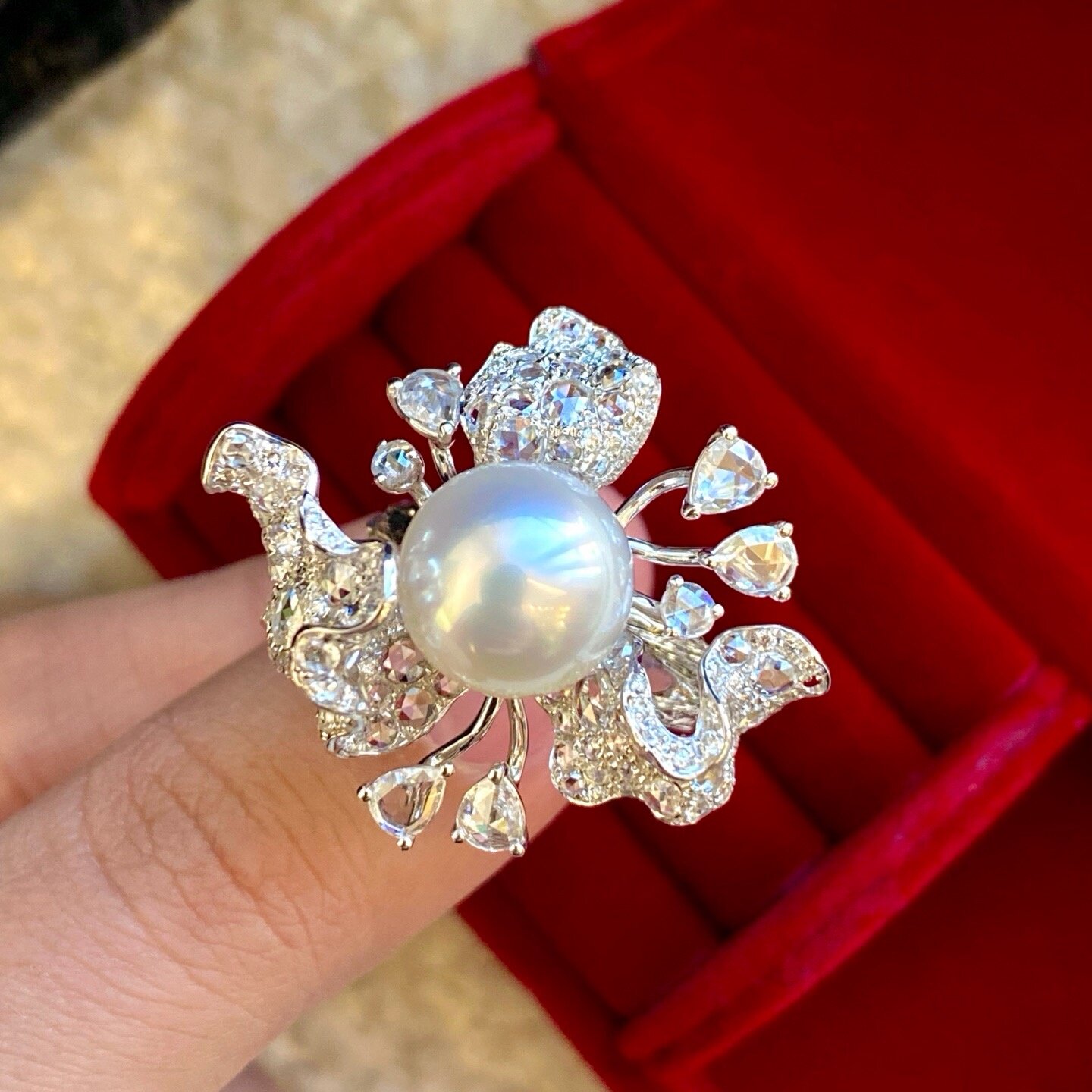 飘逸而自由结合花卉与缎带的仙气澳白戒指11-12mm澳白极微瑕品质