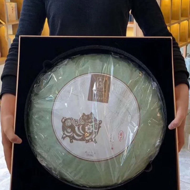 绿雪芽兰芷猪3000克大饼,2016白牡丹寿眉 礼盒内有展示架