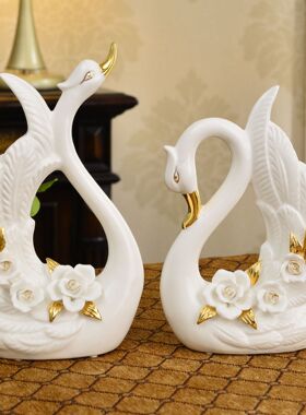 现代简约情侣陶瓷天鹅摆件家居装饰品欧式创意结婚礼物实用工艺品