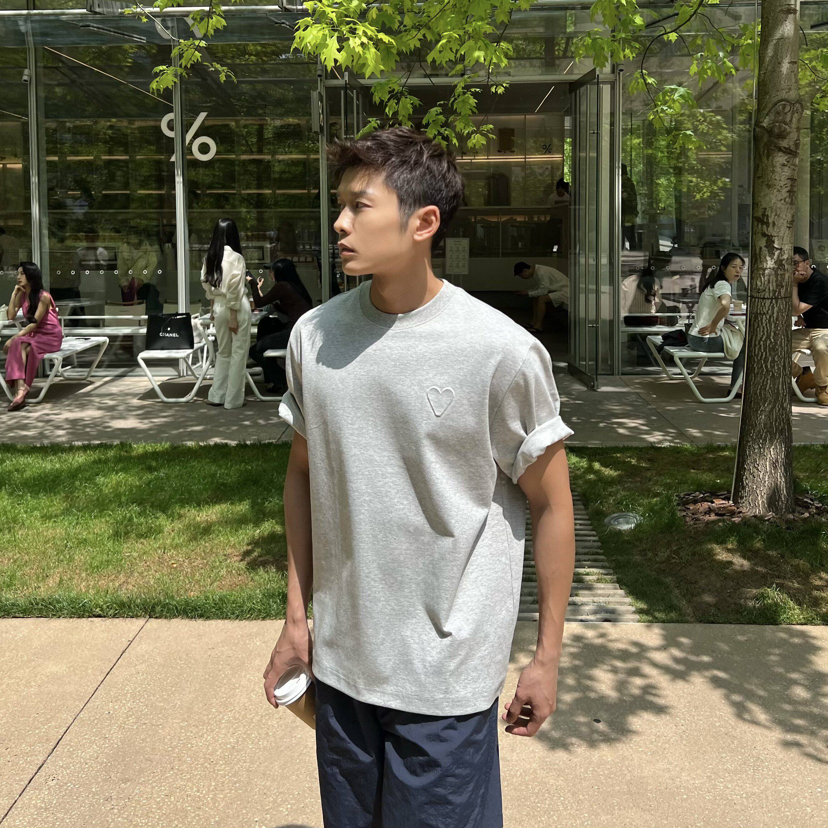 马克斯星球 美式休闲灰色爱心浮雕纯色圆领短袖T恤男简约潮流上衣 - 实物图