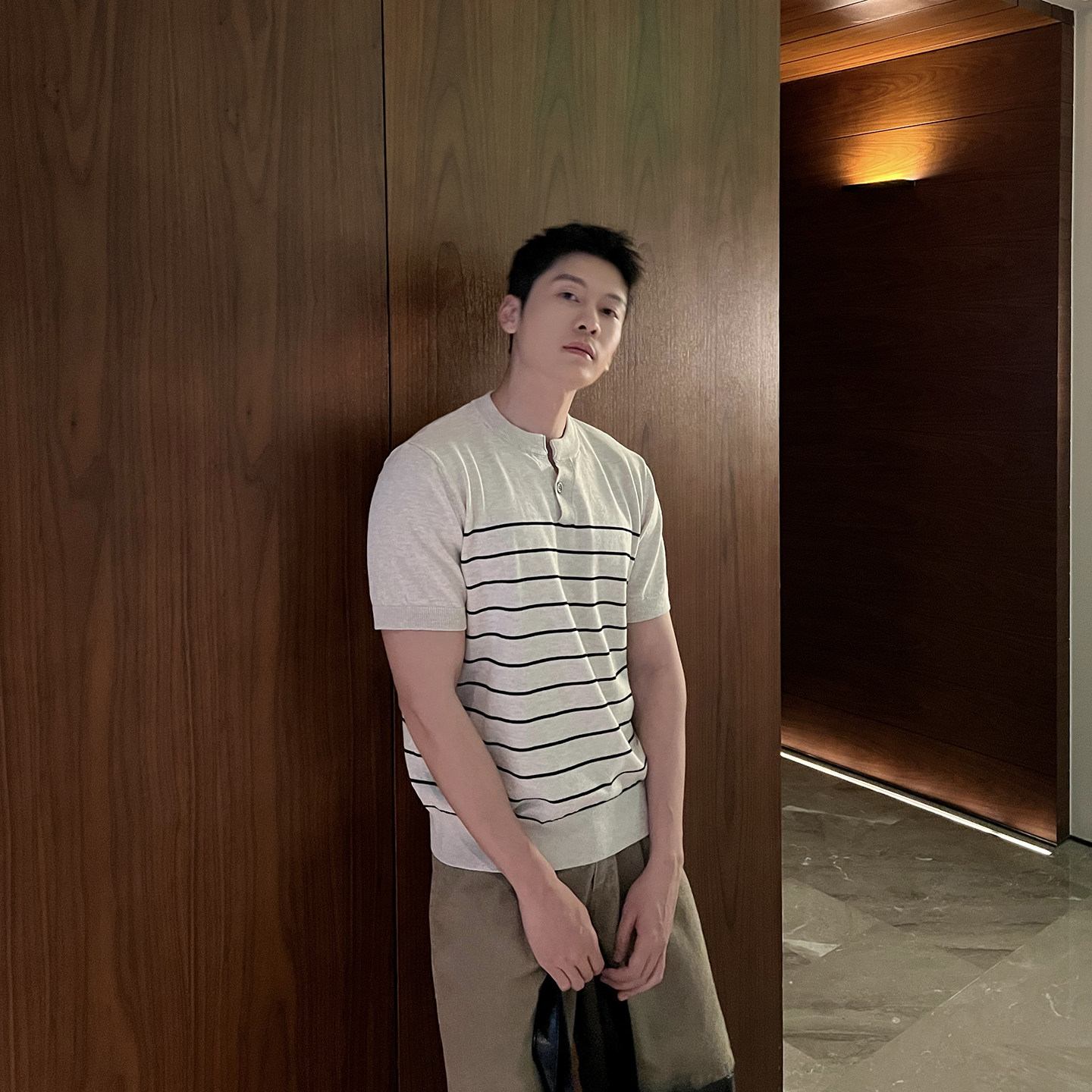 马克斯星球 老钱风高级感一粒扣条纹拼色冰丝针织短袖男士新款