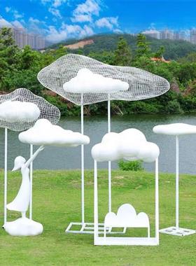户外大型不锈钢镂空云朵雕塑公园景区售楼玻璃钢人物草坪装饰摆件