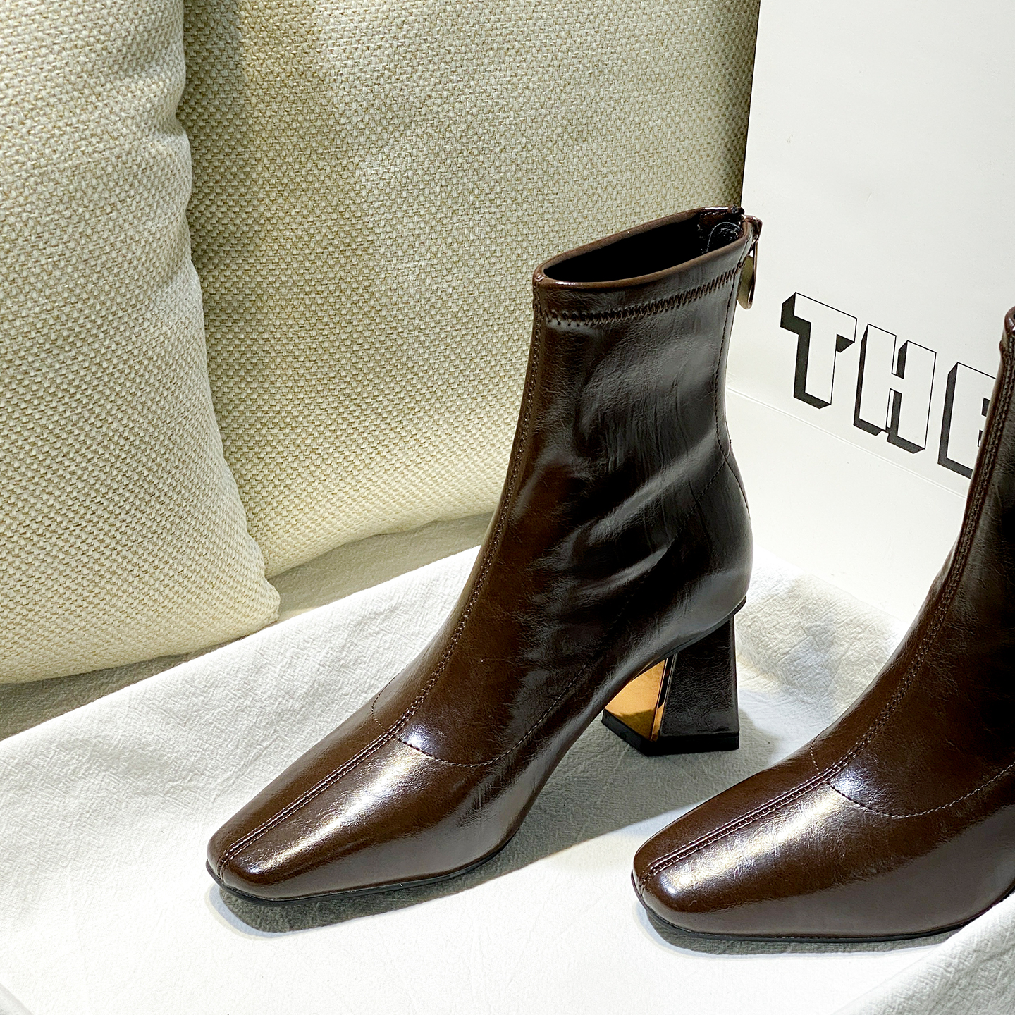 复古棕色方头粗跟短靴女2025年冬季新款百搭通勤高跟瘦瘦靴弹力靴