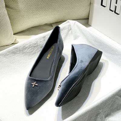 法式尖头浅口平底单鞋女2025秋冬新款气质绒面软底坡跟职业通勤鞋