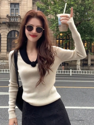 法式撞色拼接V领长袖针织打底衫女秋冬修身短款毛衣内搭花朵上衣