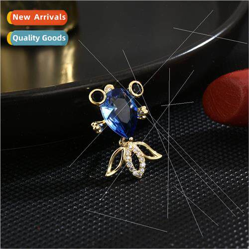 Cute ttle Goldfish Prickly Horse Pins Delicate Small Lapel P