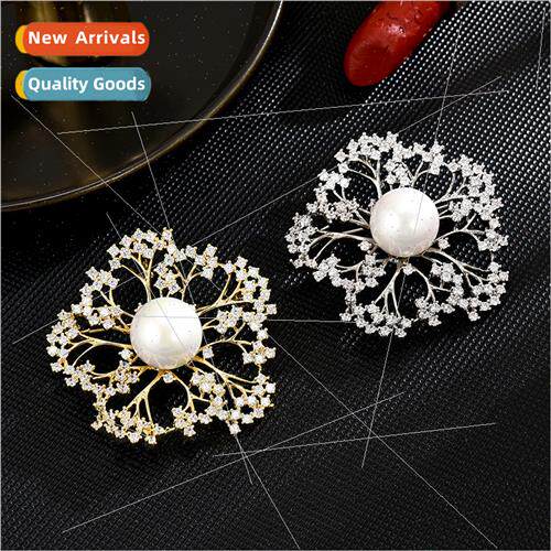 Hollowed out elegant flowers exquise coat brooch female acce